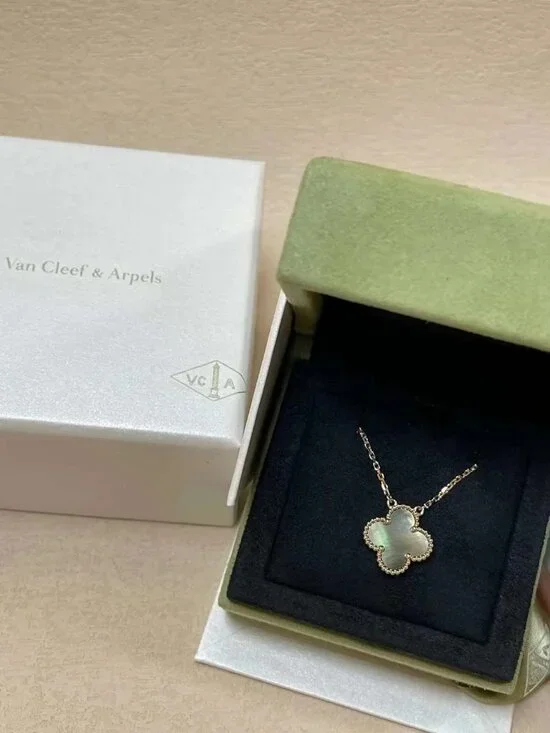 Authentic Van Cleef & Arpels 18K Yellow Gold Necklace - Picture 1 of 12